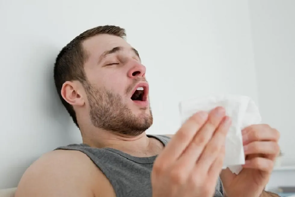رجل يمزق قصبته الهوائية أثناء العطس! ماذا فعل؟