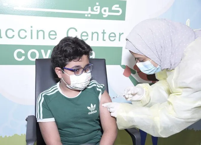 السعودية تبدأ في تطعيم الأطفال ضد كورونا.. هل هناك أعراض؟