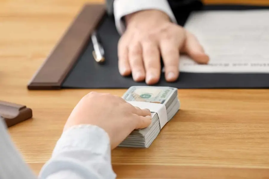 بعد سقوط قاضٍ بتهمة الرشوة.. ما هي عقوبتها في السعودية؟