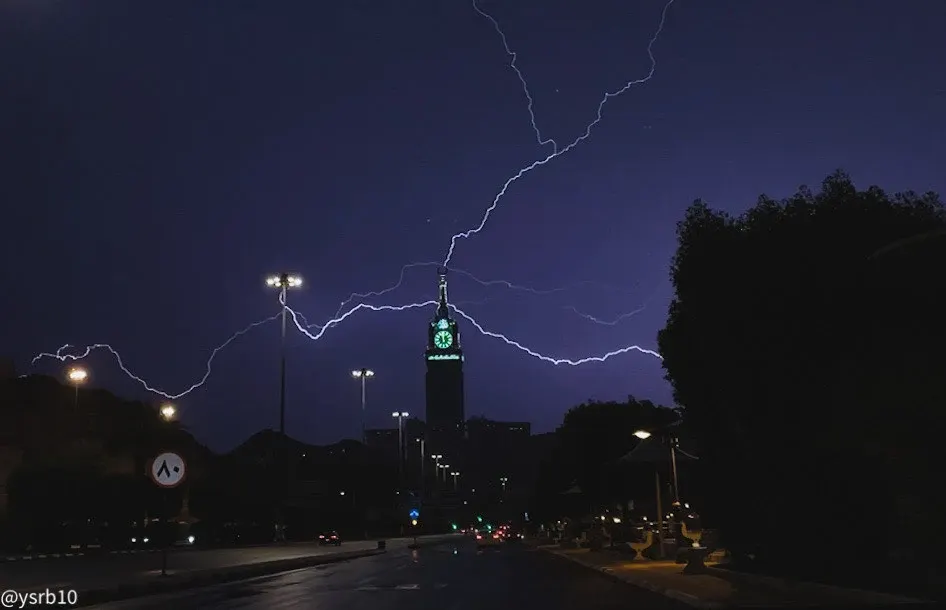 مصور سعودي يوثق ضرب صواعق لبرج الساعة في مكة