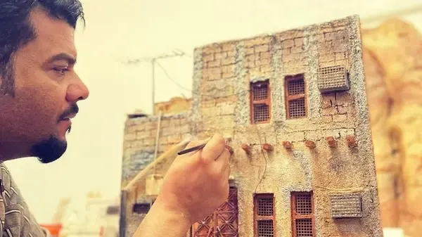 بالصور.. سعودي يتفنن في صنع مجسمات مصغرة للمواقع التاريخية بالمملكة