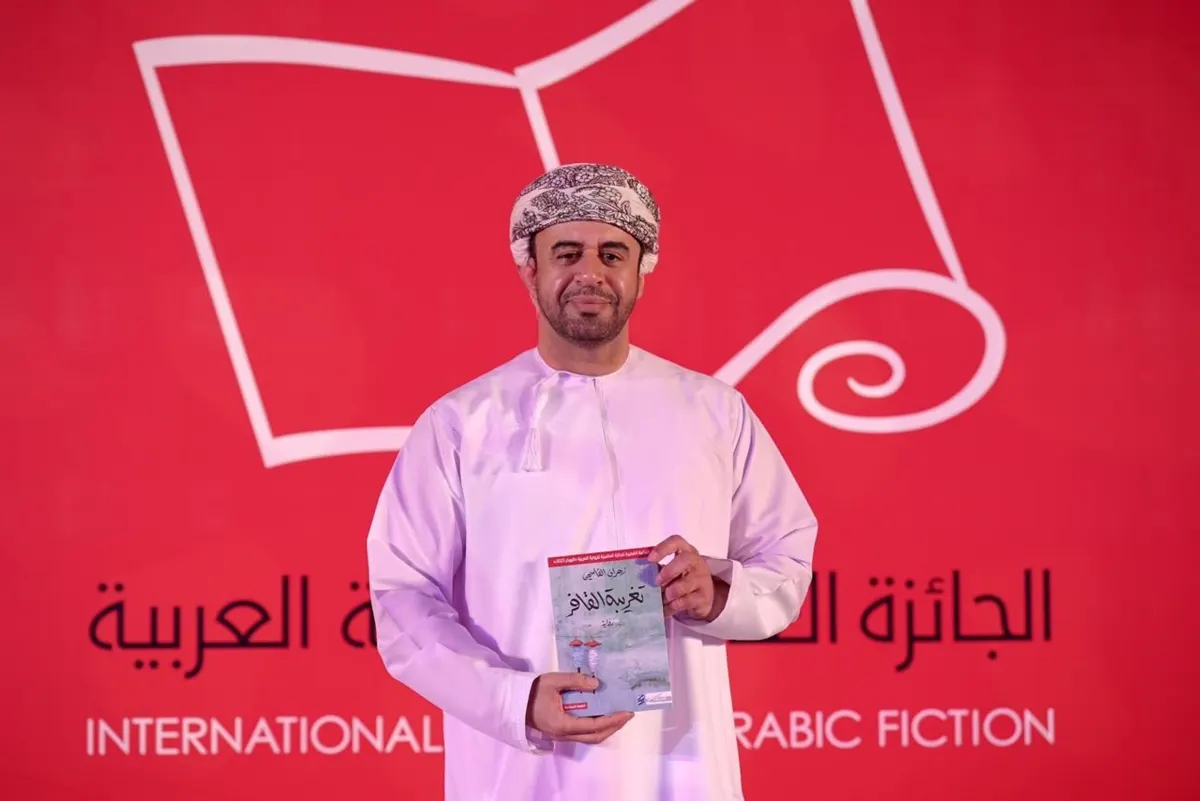 من هو زهران القاسمي الذي فازت روايته بجائزة البوكر العربية؟