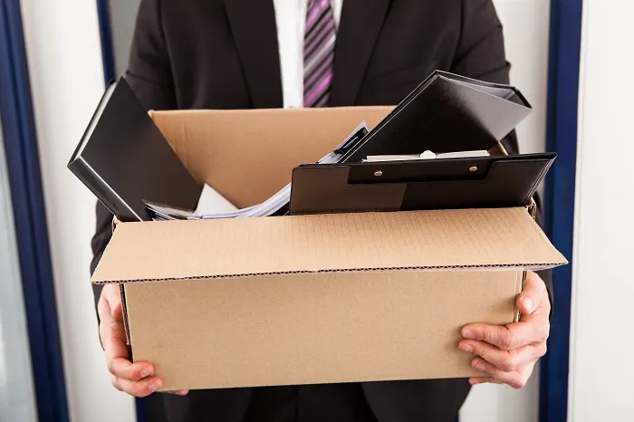 لماذا يتسبب تسريح بعض الموظفين في استقالة زملائهم الآخرين؟