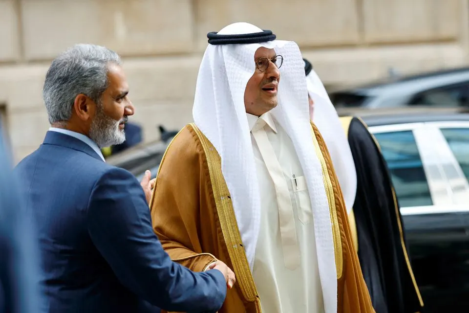 أوبك + توافق على خفض إنتاج النفط رغم الضغوط الأمريكية