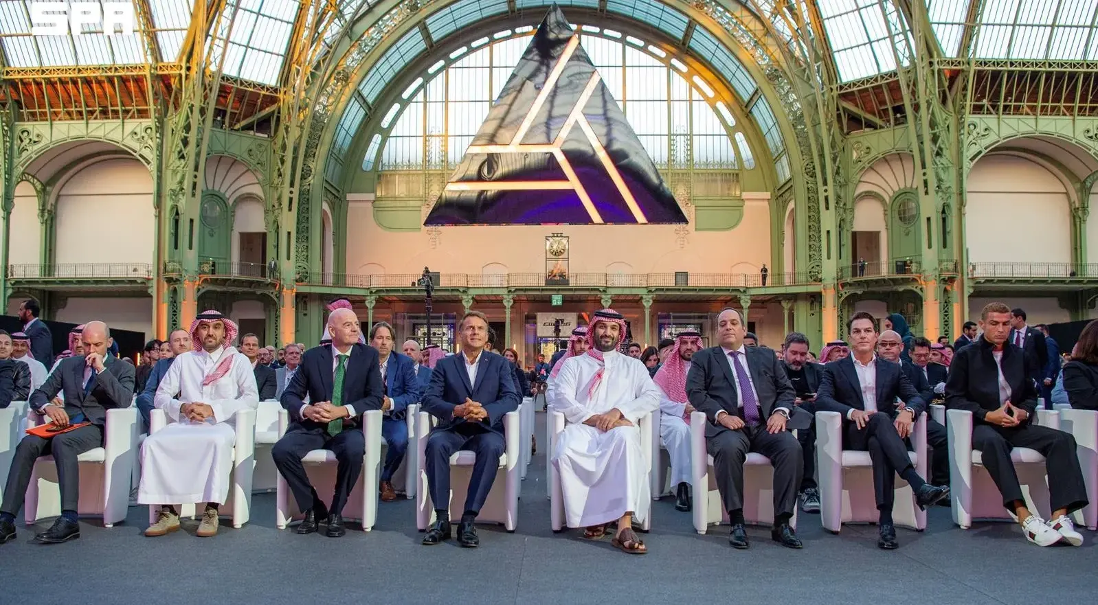 ولي العهد يختتم زيارته لفرنسا بإطلاق مجلس الشراكة الإستراتيجية وتوقيع 21 اتفاقية