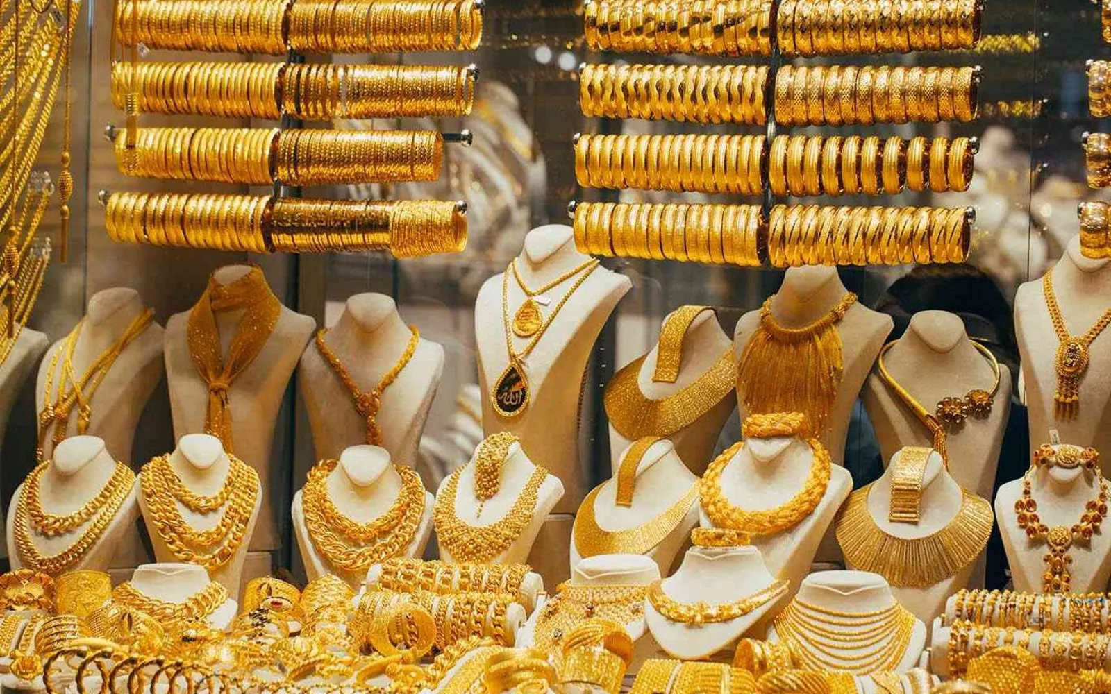 تفاوت كبير.. "بتكوين" تنهار والذهب يلمع