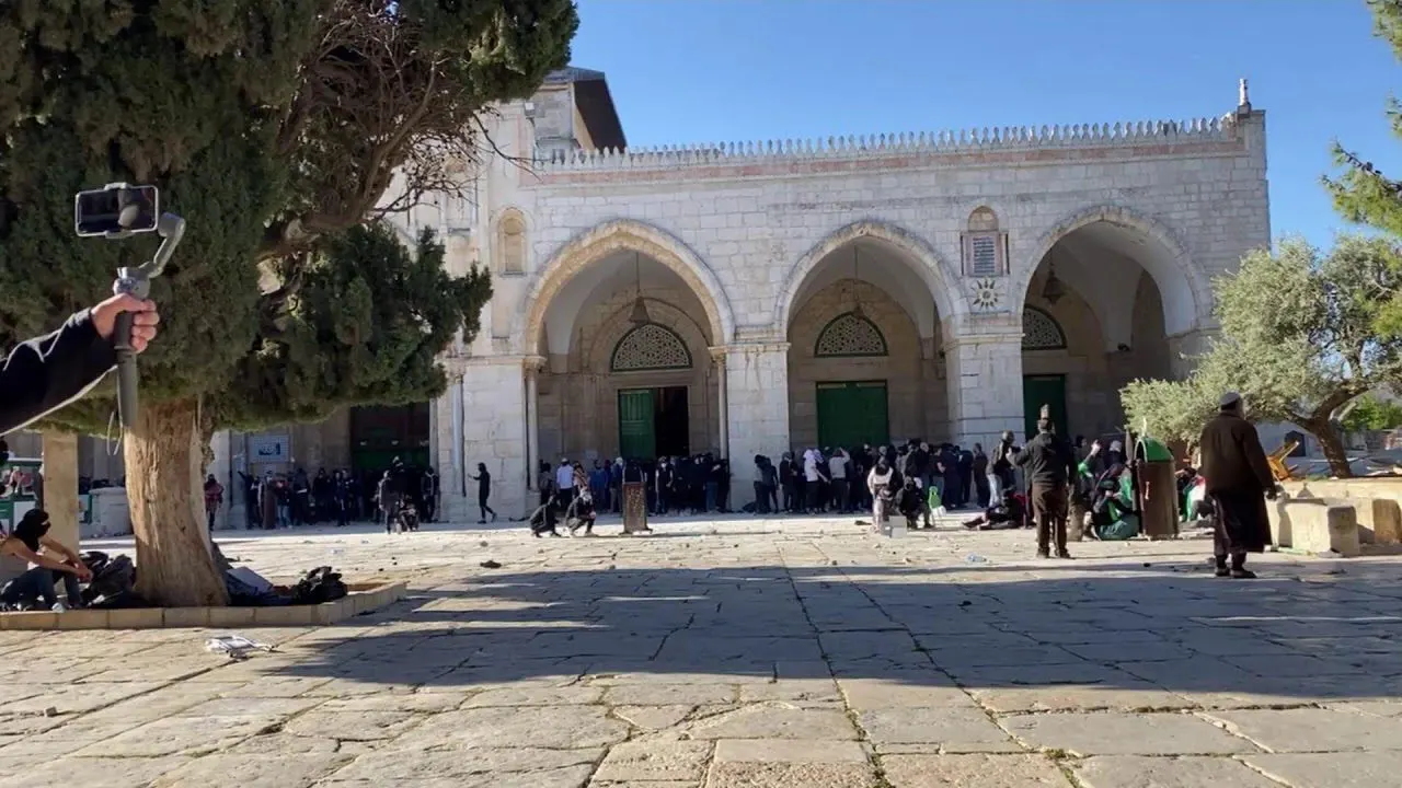 الهدوء يعود إلى ساحات الأقصى وسط تحذيرات دولية من التصعيد
