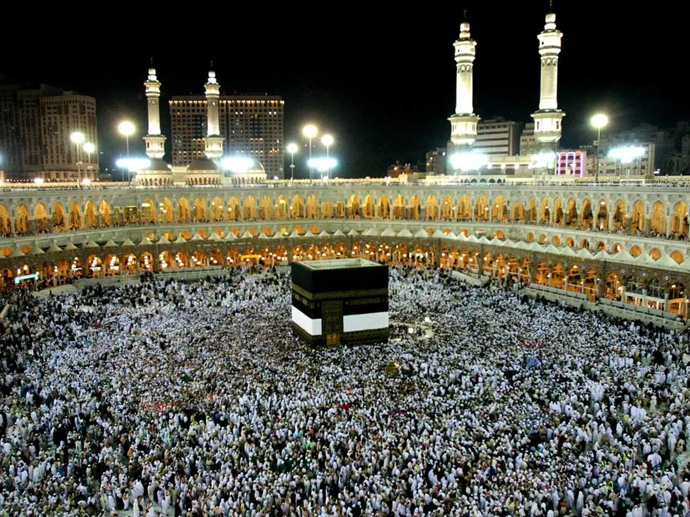 خلال ساعات.. القمر يتعامد على الكعبة المشرفة في حدث فريد!