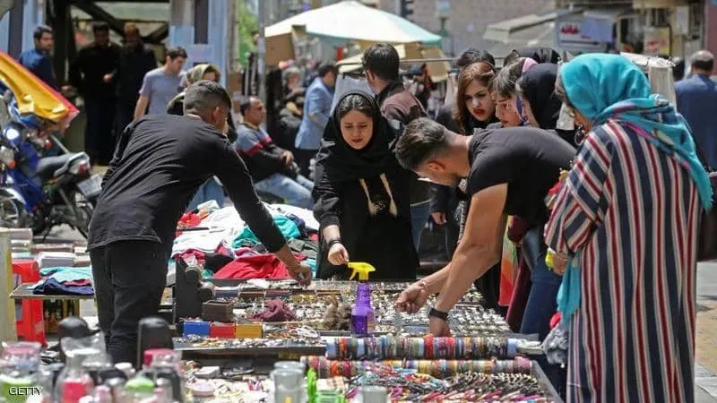 انهيار العملة وعجز خطير في الميزانية.. كيف تتفاقم أزمة إيران الاقتصادية؟