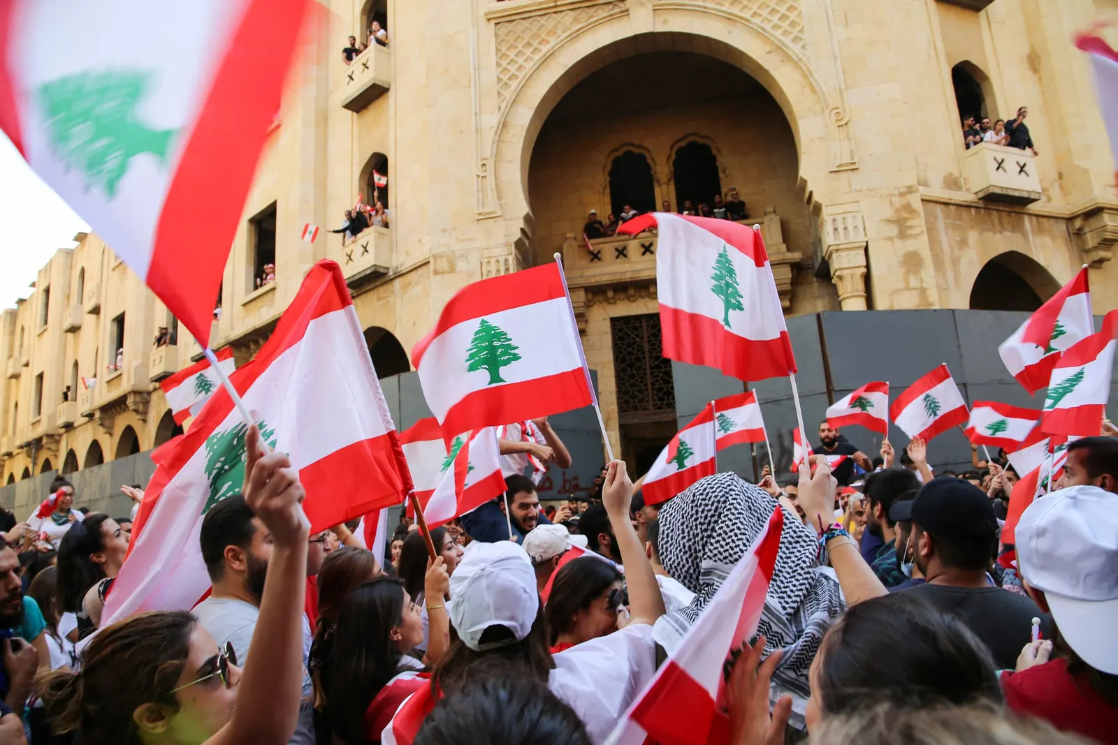 لبنان ينتفض.. احتجاجات وقطع طرقات من الشمال إلى الجنوب
