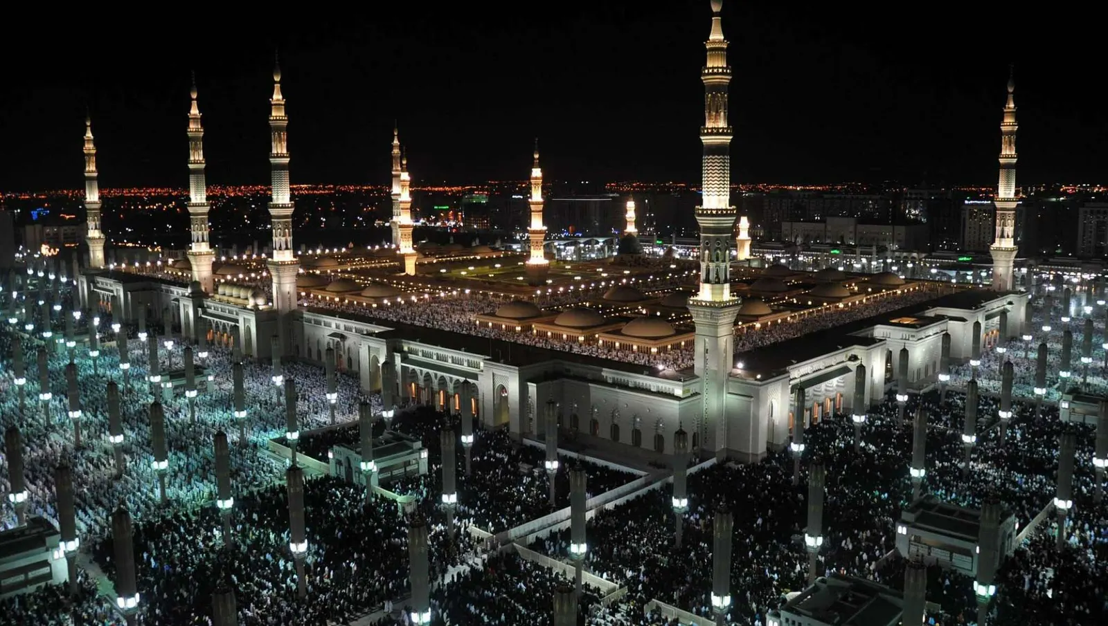 متى دخلت المصابيح الكهربائية للمسجد النبوي.. وكيف تطورت الإنارة الآن؟