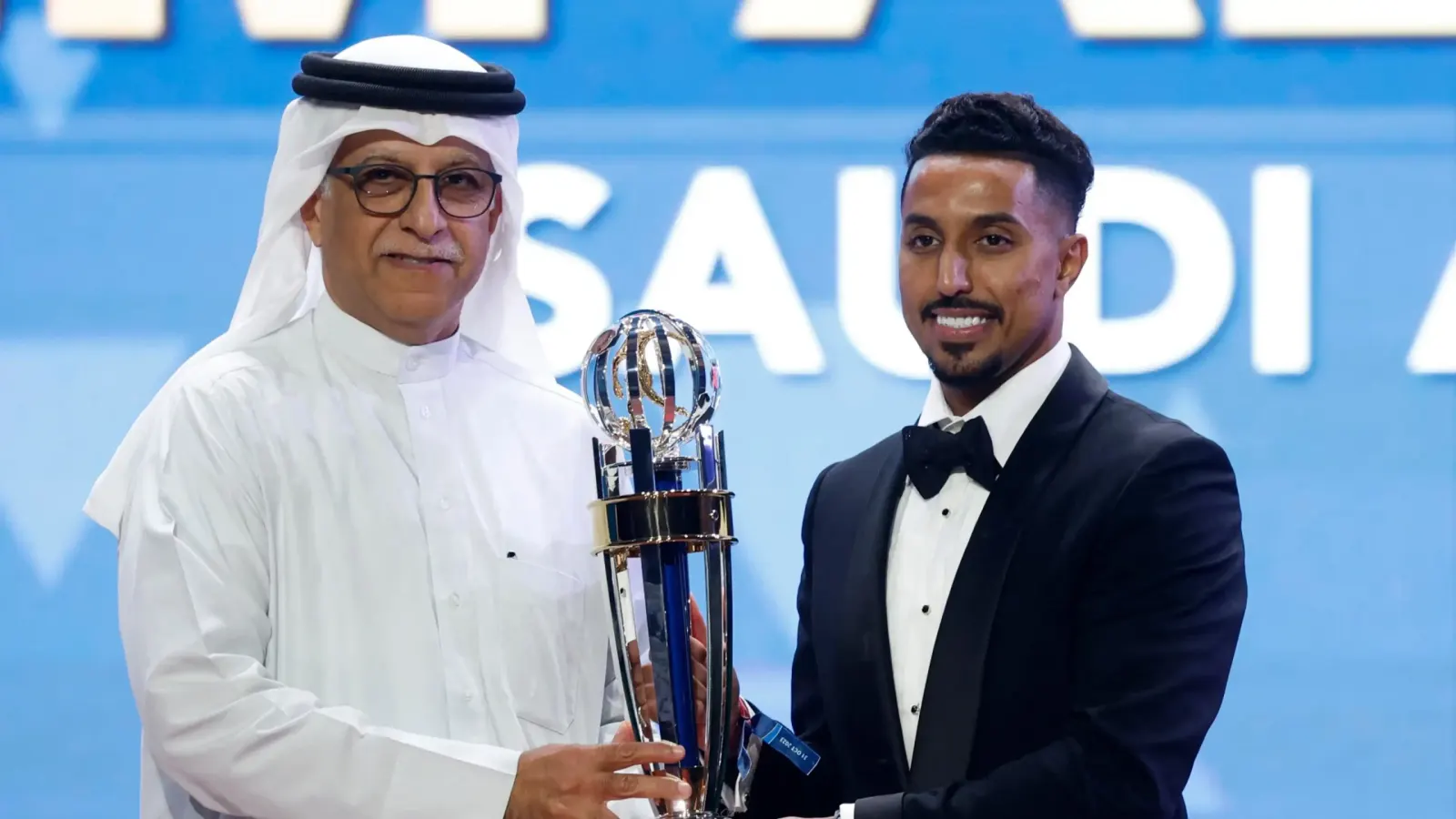 التورنيدو.. سالم الدوسري يفوز جائزة أفضل لاعب للرجال في قارة آسيا