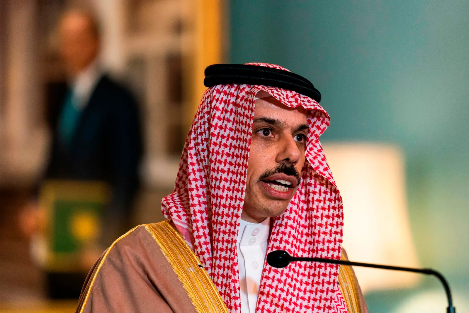 لماذا قررت "أوبك+" خفض الإنتاج؟ .. وزير خارجية السعودية يُجيب