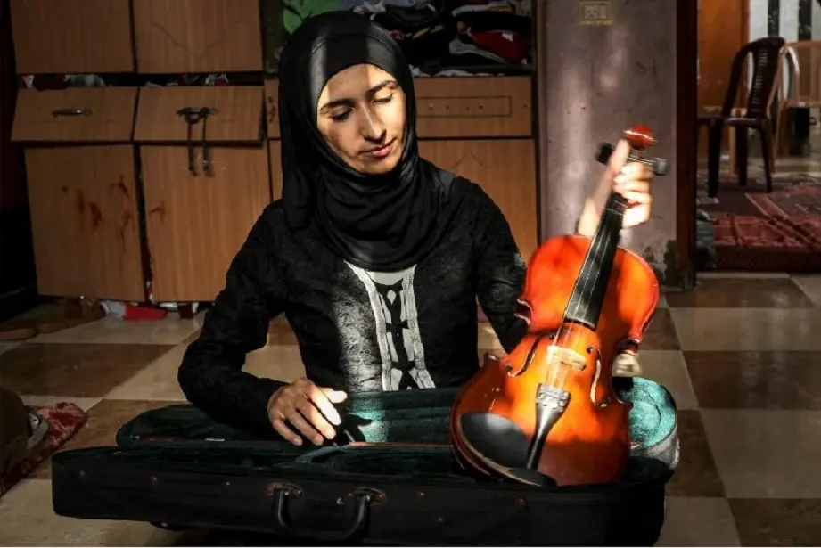"جواهر" الفلسطينية تواجه الغارات الإسرائيلية بالعزف والغناء