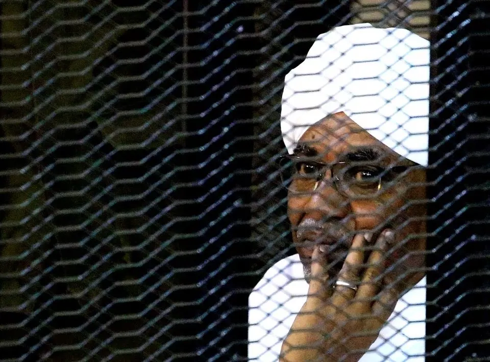 هل نُقل "البشير" إلى مكان آخر قبل اندلاع الاشتباكات في السودان؟