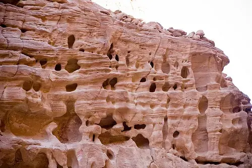 صور | قرية الأخدود السعودية.. مكان شاهد على التاريخ وآثار من مئات السنوات