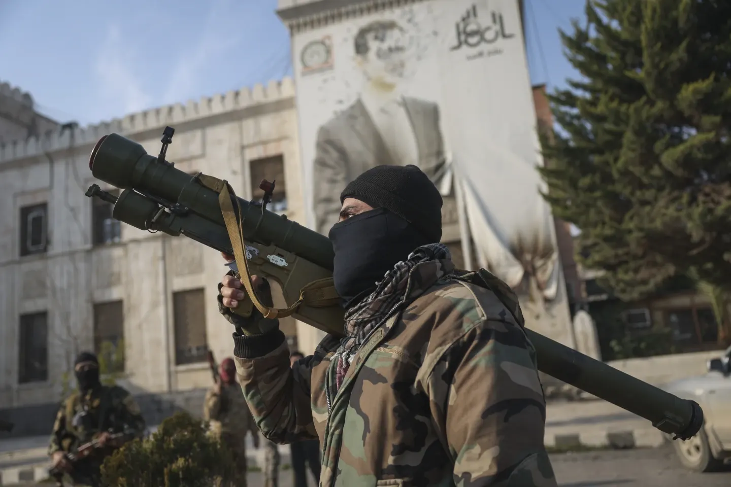 دمشق تحت التهديد والجيش السوري يتراجع.. ماذا بعد حمص وحلب؟