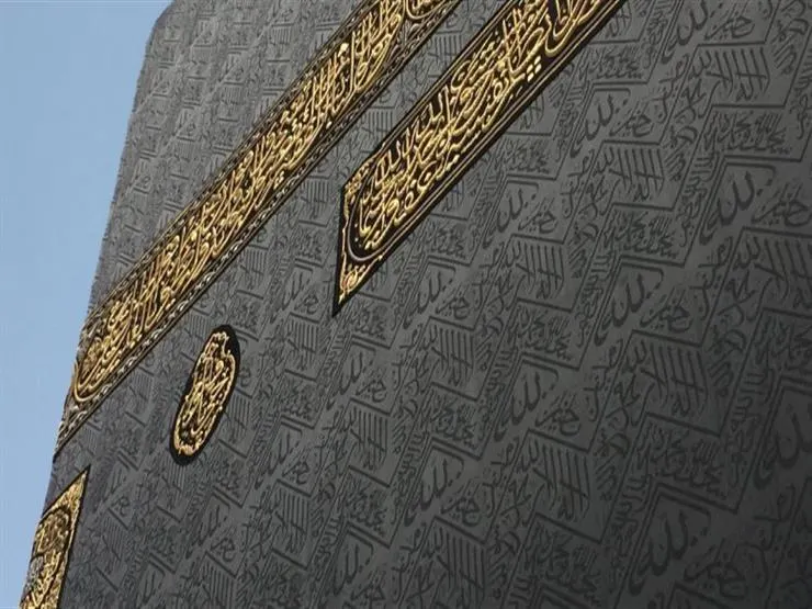 صور| تجهيز كسوة الكعبة.. مراحل صناعة رداء قبلة المسلمين