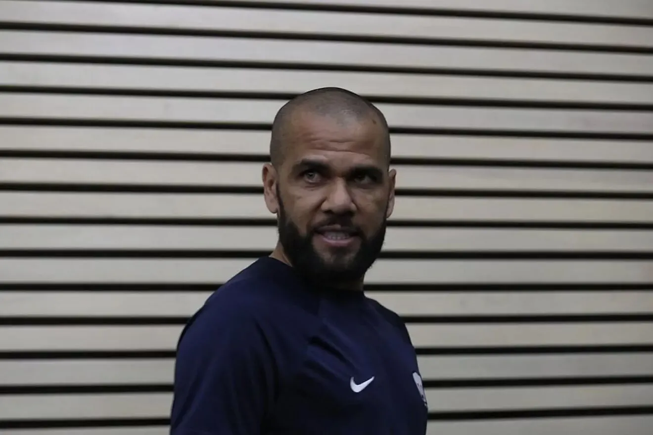 من هو الصديق الوحيد الذي يزور داني ألفيس في السجن؟