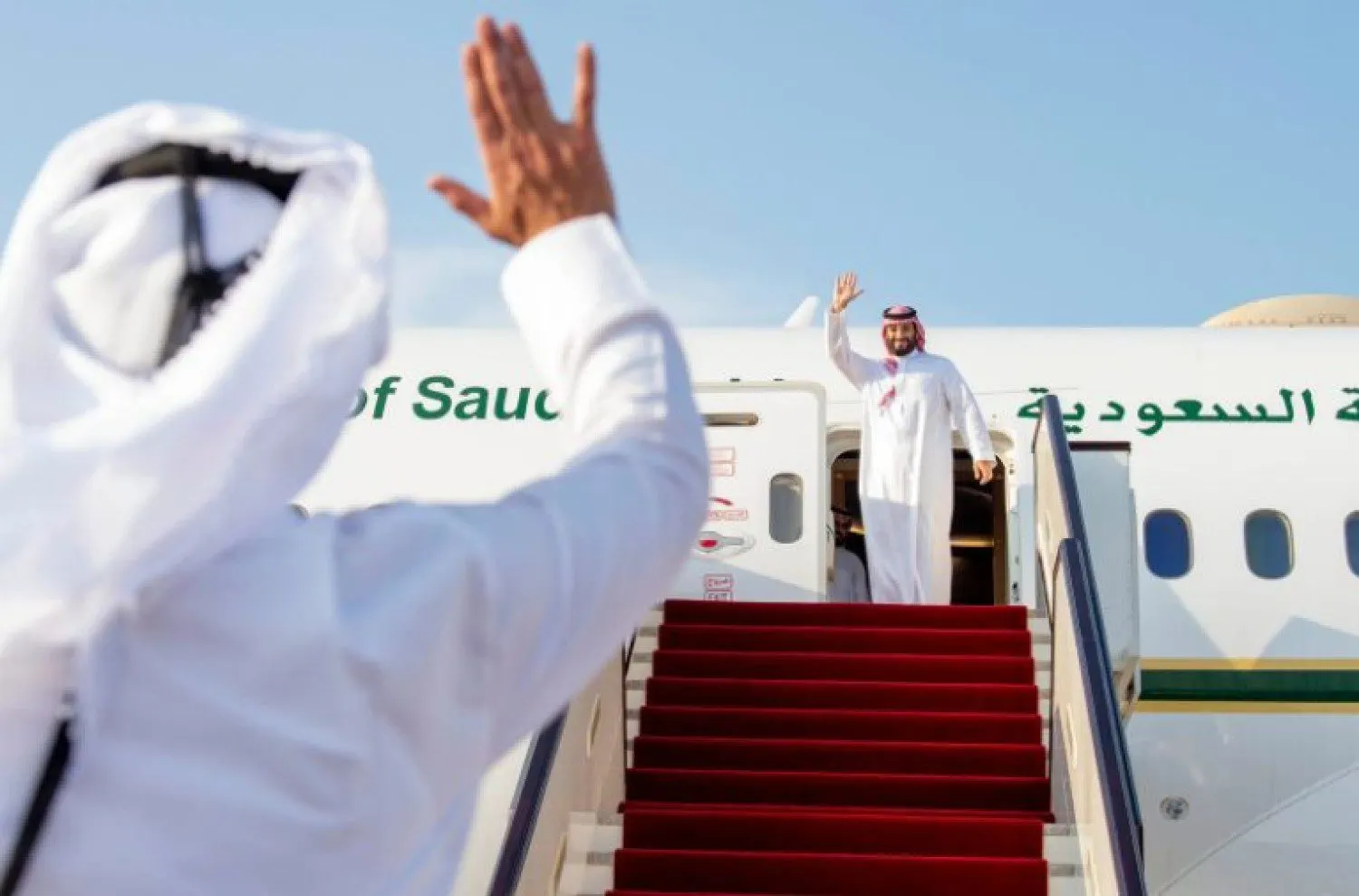 ولي العهد السعودي يغادر قطر.. ويؤكد على متانة العلاقات بين البلدين