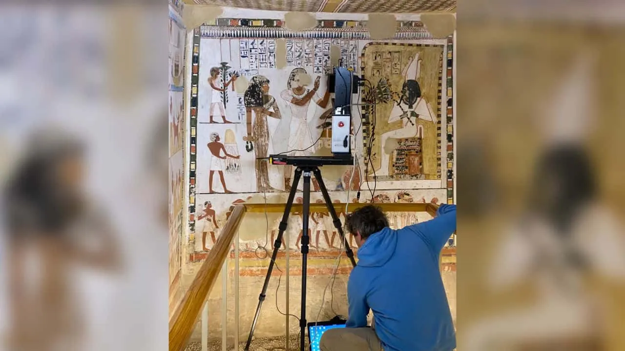 ما هو التصوير الكيميائي الذي يستخدم لكشف التفاصيل الخفية في اللوحات الفرعونية؟