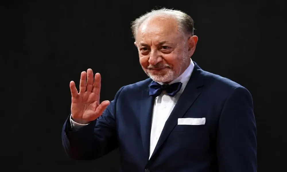 عبد العزيز مخيون.. حكاية فنان صنع حضوره بالصمت والإتقان