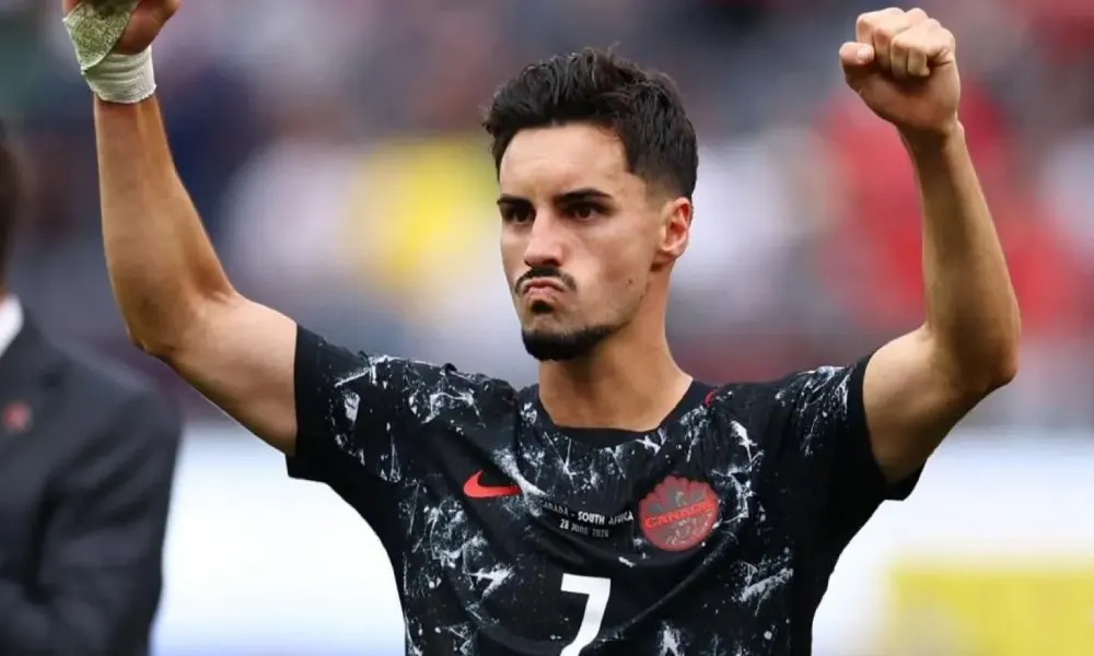 قصة كفاح نجم المنتخب الكندي الذي قاد بلاده لدور الـ 16