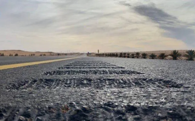 ما هي "الاهتزازات التحذيرية" التي خفضت حوادث الطرق في السعودية؟