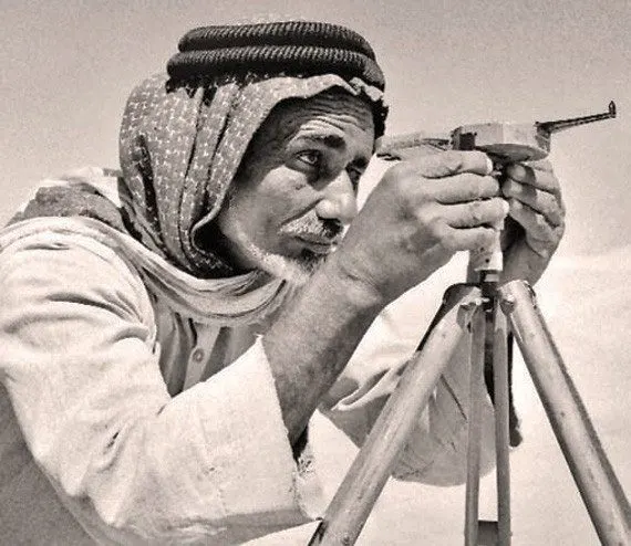 صور| خميس بن رمثان.. دليل الصحراء صاحب الحاسة السادسة
