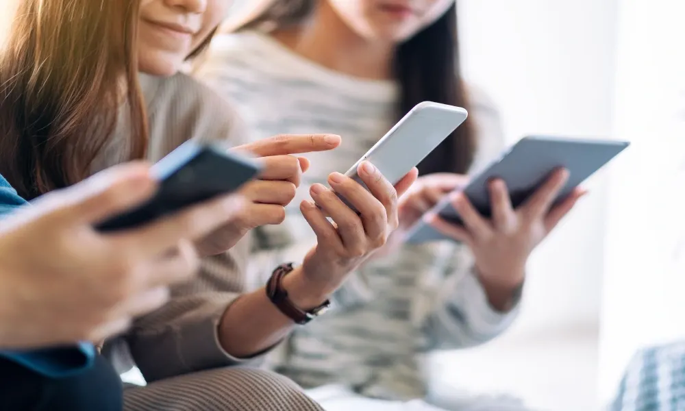 قوانين عالمية لمراقبة أعمار مستخدمي وسائل التواصل الاجتماعي