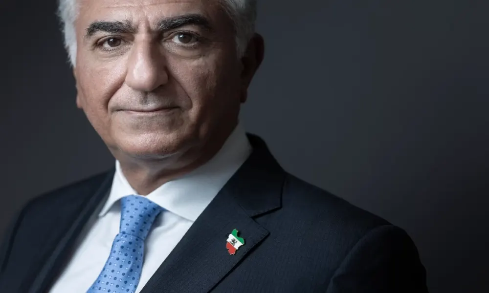 من هو رضا بهلوي الذي يتردد اسمه في هتافات إيران؟