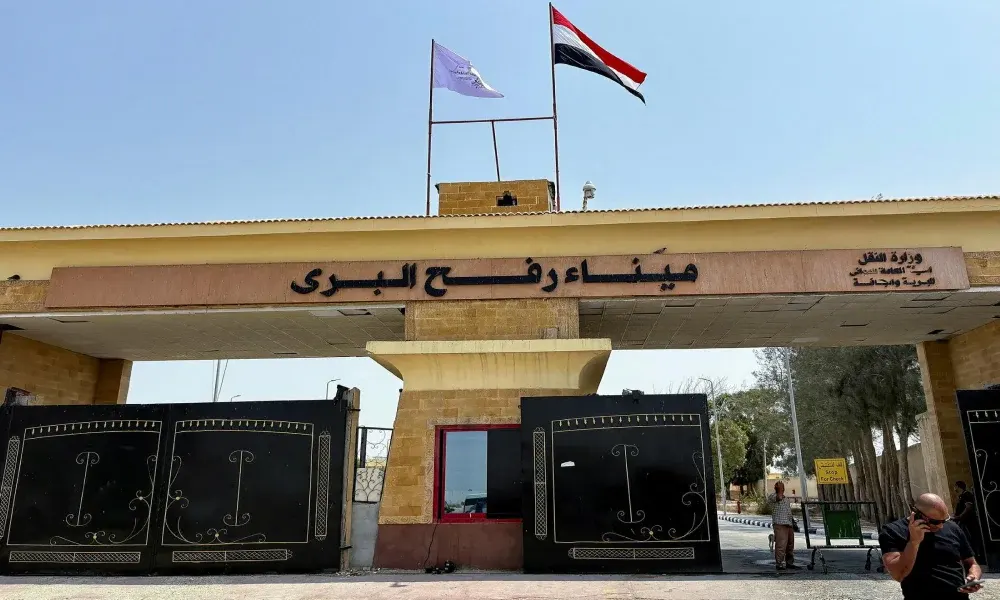 هآرتس تهاجم نتنياهو: يرتكب "جريمة حرب"ويهدد السلام مع مصر