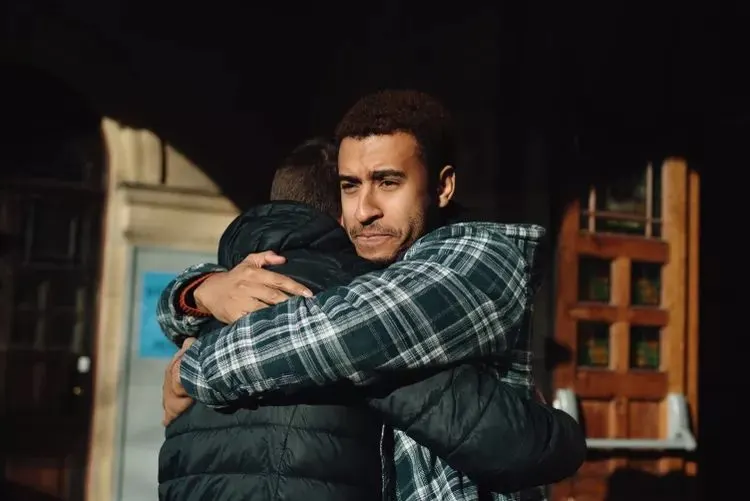 هل يعد إظهارك لمشاعرك علامة من علامات الضعف؟
