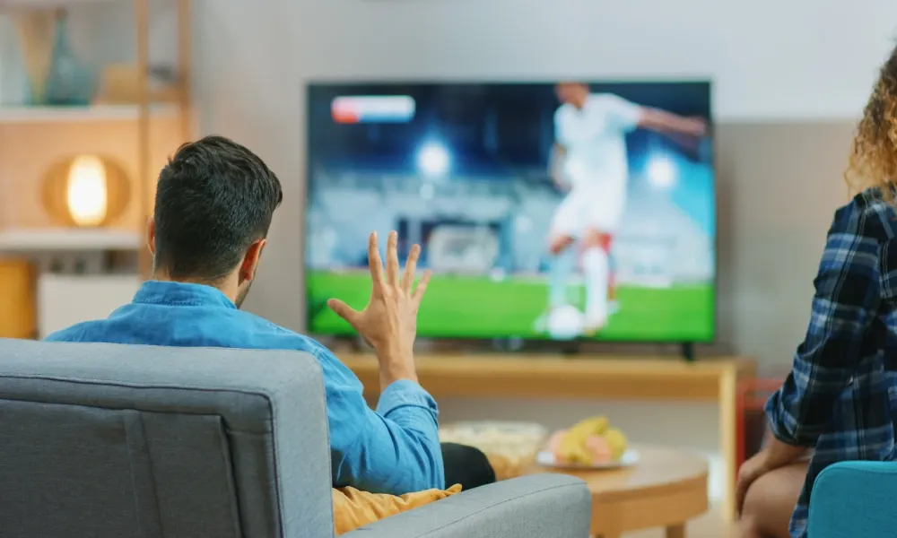 ماذا يحدث لجسمك عند مشاهدة مباريات كرة القدم؟