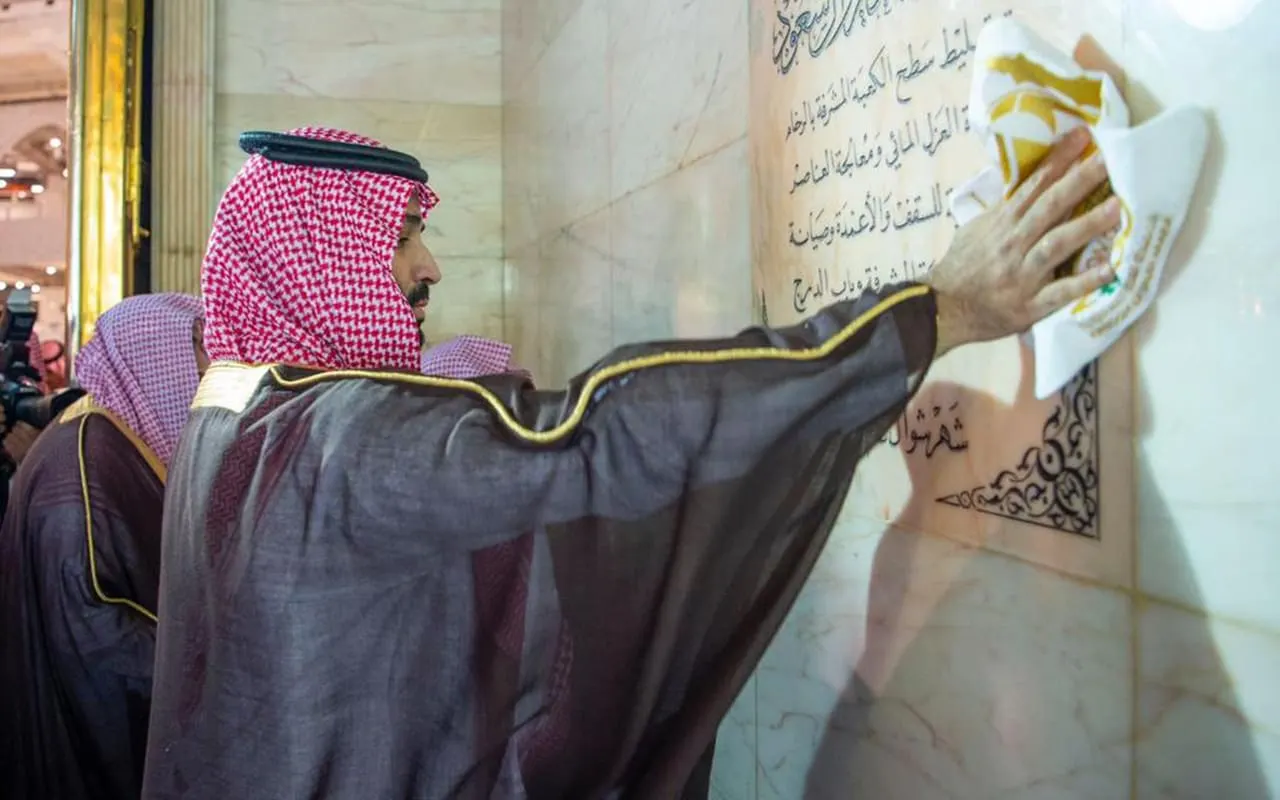 لماذا يتم غسل الكعبة المشرفة؟ وما الأدوات المستخدمة؟