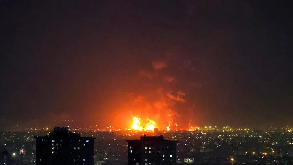 سماء طهران تشتعل بين رعب القصف وأمل الخلاص من النظام