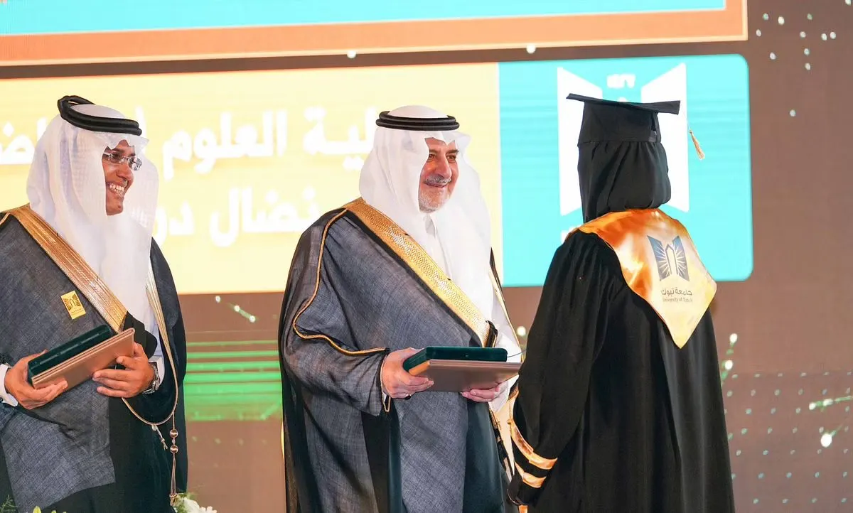 بالفيديو.. استجابة فورية من أمير تبوك لطلب خريجة على المنصة