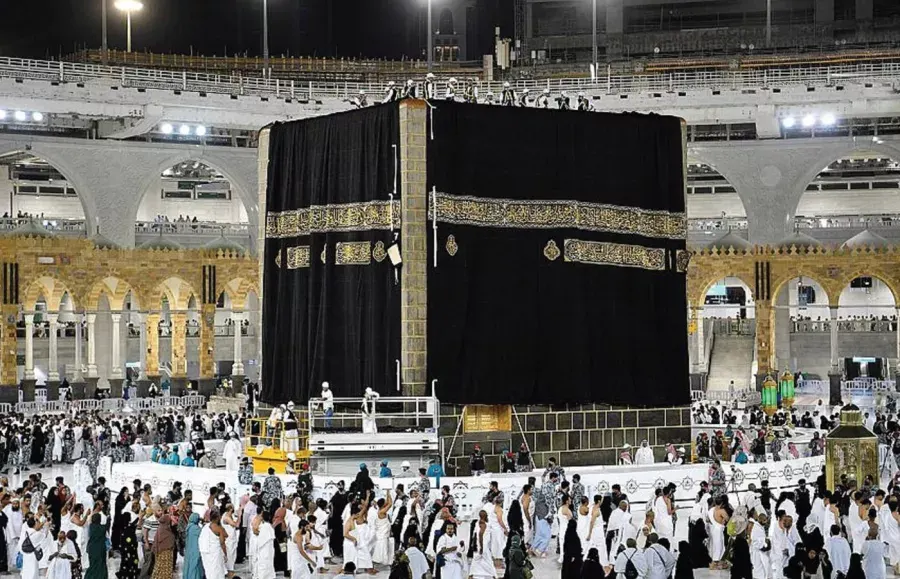 تُفتح مرتين سنوياً.. كيف تطور نظام فتح باب الكعبة خلال ألف عام؟