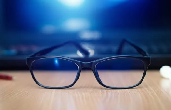 هل تحمي العدسات الحاجبة للضوء الأزرق العين من الإجهاد؟