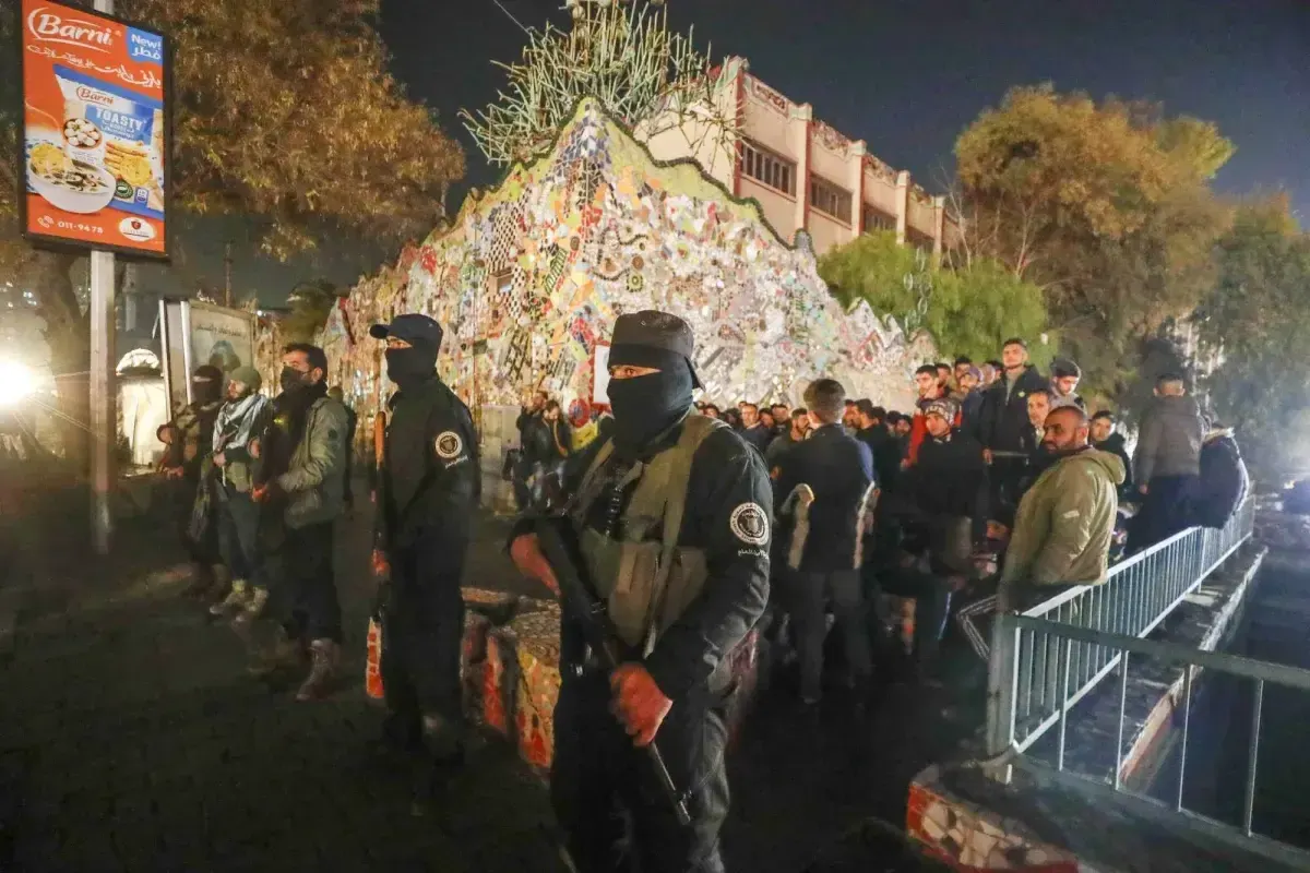 اشتباكات في سوريا عقب تفجير مسجد للعلويين.. ماذا يحدث؟