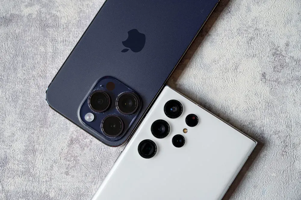 صراع العمالقة.. Apple وSamsung من يحسم المبيعات في 2023؟