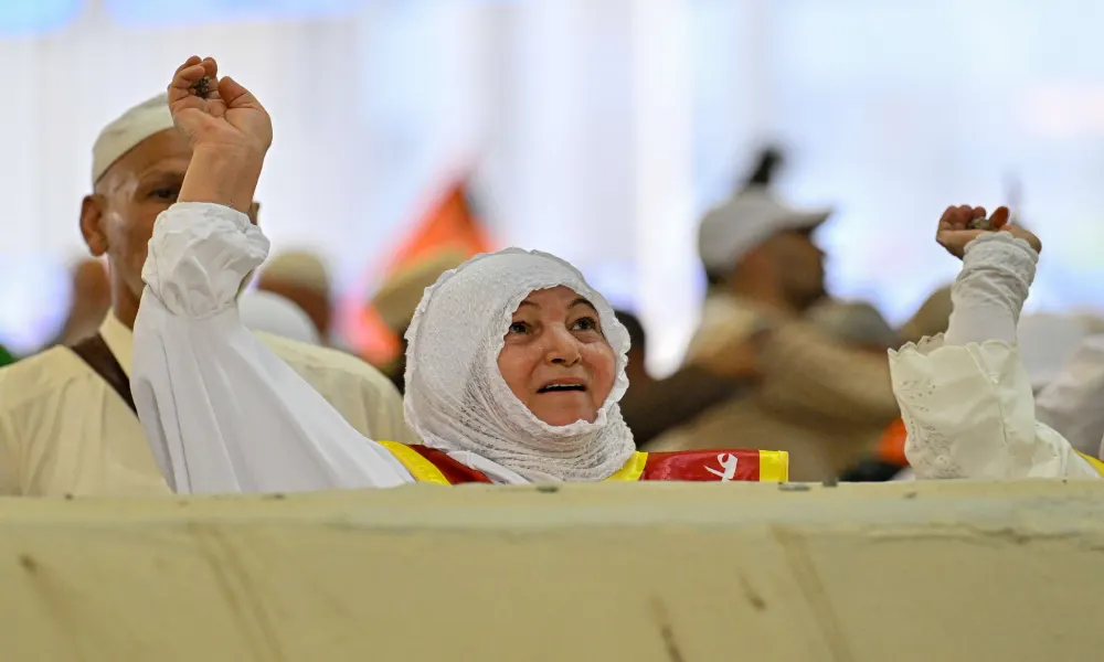 في ثاني أيام التشريق.. حجاج بيت الله يرمون الجمرات الثلاث