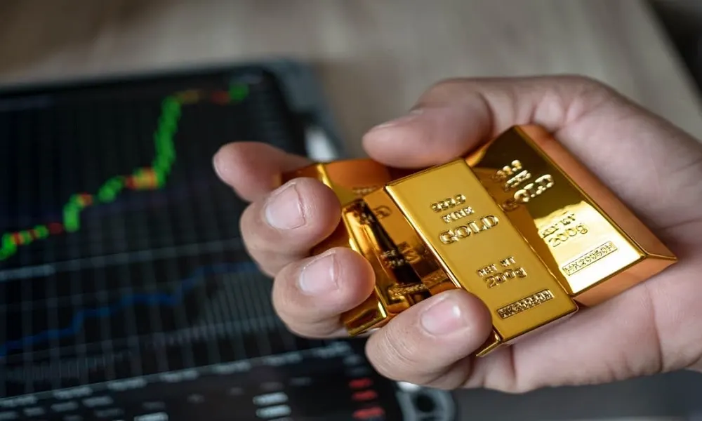 لماذا يتخلص المستثمرون عالميًا من السندات بينما يرتفع سعر الذهب؟