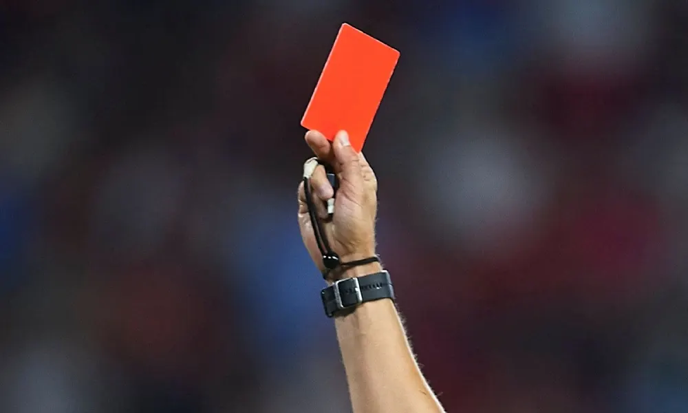 24 بطاقة حمراء.. مباراة بفرنسا تلطّخ تاريخ الكرة