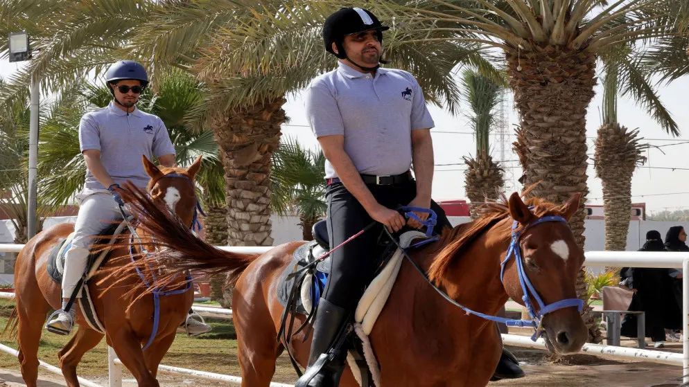 "كأنه يرى".. شاهد قدرات فارس سعودي كفيف في قفز الحواجز