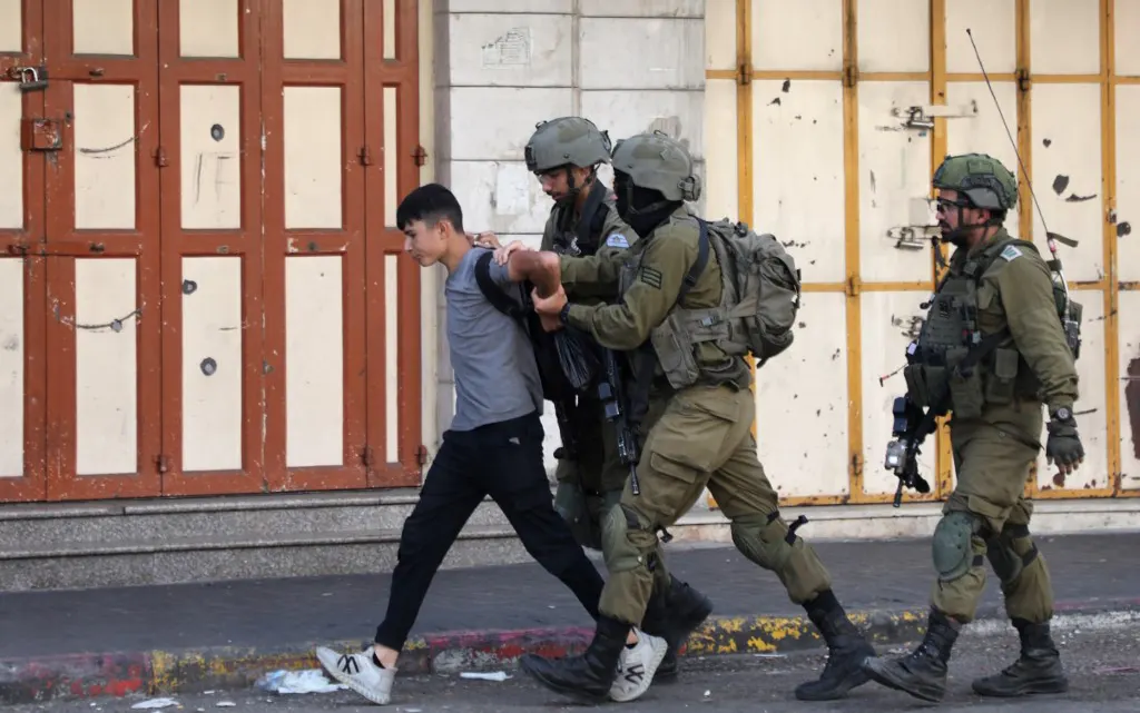 من هم السجناء الفلسطينيون المدرجون على القائمة الإسرائيلية للإفراج المحتمل؟