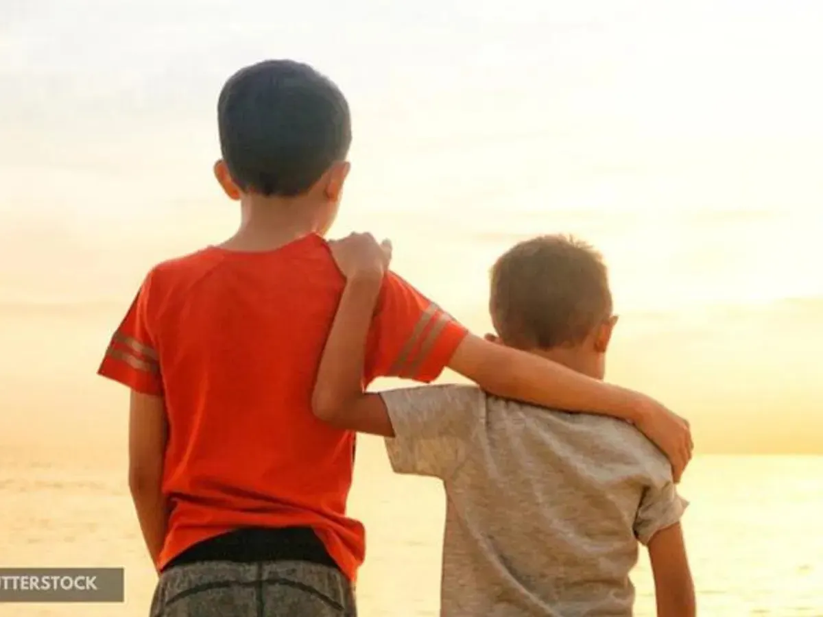 كيف يساهم وجود الأشقاء في عيش حياة أكثر استقرارًا؟