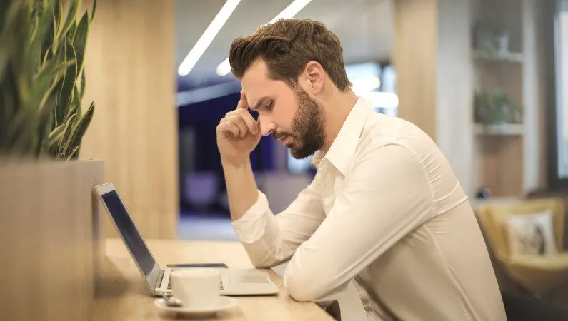 اكتئاب العودة من الإجازة.. ما أسبابه؟ وكيف يمكن التعامل معه؟