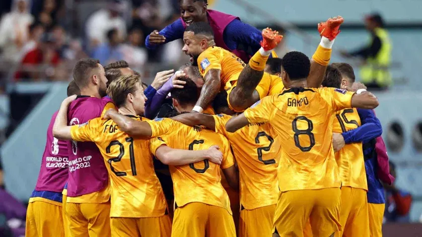 لماذا يرتدي المنتخب الهولندي اللون البرتقالي؟