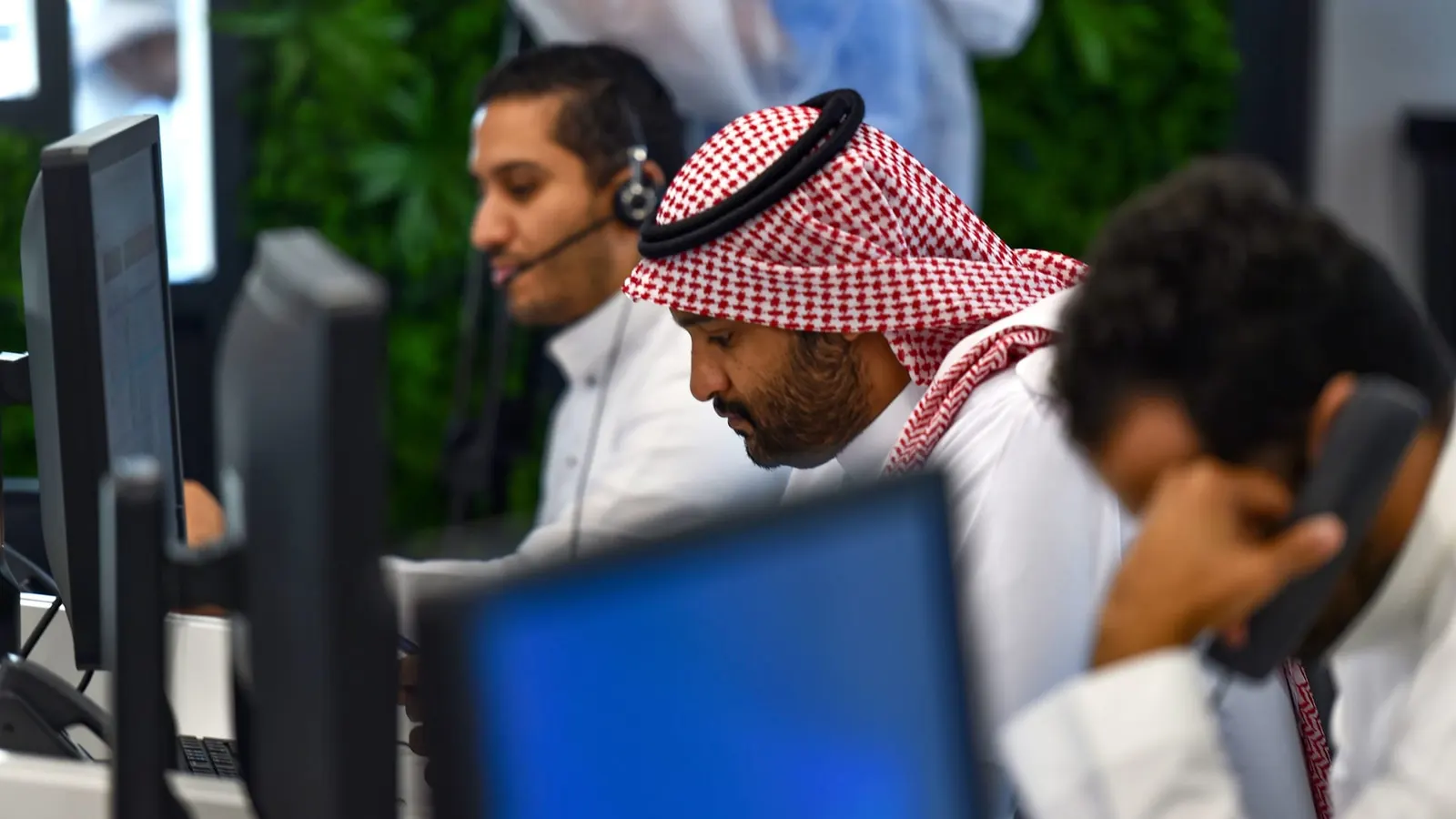 هل يمكن تطبيق نظام العمل 4 أيام أسبوعيًا في السعودية؟.. كاتب يوضح